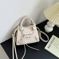 Elegante borsa a mano beige stile biker con borchie in metallo e manico intrecciato - Bianco Sporco