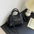 Borsa moto in pelle martellata nera con borchie argentate e tiranti a nappa - Nero