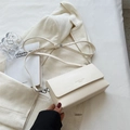 Bolso bandolera cuadrado en cuero blanco crema con elegante cadena plateada - Blanco