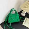 Borsa a mano da moto in pelle verde neon con rivetti argentati e manici intrecciati urbani - Verde