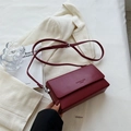 Elegante bolso bandolera rectangular burdeos en cuero mate con correa ajustable - Rojo
