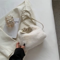 Elegante cremeweiße Plüsch-Handtasche mit modernem Knotengriff und weichem Kunstfell - Weiß