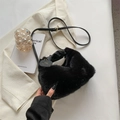 Schwarze Plüschtasche aus Kunstpelz mit Ledergriff und goldenem 'YOU' Anhänger - Schwarz