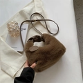 Braune Plüschhandtasche aus Kunstfell mit Ledergriffen und verstellbarem Riemen - Braun