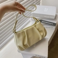 Bolso nube plisado amarillo crema chic en piel sintética suave con correa ajustable - Amarillo