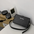 Mini bolso de hombro negro con patrón de cocodrilo y letras blancas modernas - Negro Horizontal