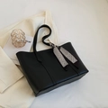 Grande borsa tote in pelle nera con foulard geometrico e finitura lucida - Nero