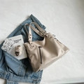 Grand sac cabas beige en similicuir avec rivets rétro et bandoulière réglable - Blanc