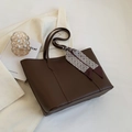 Grande borsa tote in pelle testa di moro con elegante sciarpa geometrica sui manici - caffè