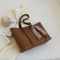 Grande borsa tote marrone in ecopelle con foulard decorativo e tracolla elegante - Marrone