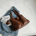 Grand sac fourre-tout marron foncé en similicuir brillant avec bandoulière réglable - Marron