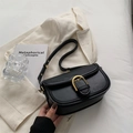 Bolso de hombro tipo montura en cuero negro con una hebilla de herradura dorada - Negro