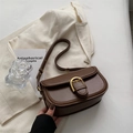 Bolso tipo silla de montar en cuero marrón con hebilla dorada y correa ajustable - Marrón