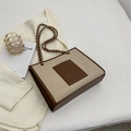 Bolso tote beige acolchado con ribete de cuero marrón y correa de hombro de cadena - Marrón