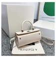Elegante bolso tipo barril beige con cierre de giro plateado y correa ajustable - Blanco