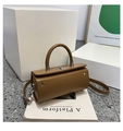 Elegante bolso cilíndrico marrón de cuero mate con hebilla plateada y correa ajustable - Caqui