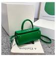 Bolso cilíndrico de cuero verde brillante con cierre de rosca plateado y correa de hombro - Verde