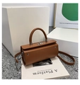 Bolso cilíndrico marrón caramelo con cierre metálico plateado y correa ajustable - Marrón