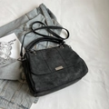 Borsa tote nera opaca con design trapuntato e manico su sfondo di jeans - Nero