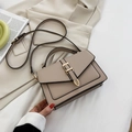 Elegante borsa a tracolla beige squadrata con fibbia dorata e texture in pelle di tendenza - Cachi