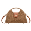 Detailansicht der Strohtasche mit brauner Lederklappe und goldenem Drehverschluss - Khaki