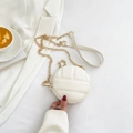 Chique beige gewatteerde ronde crossbodytas met gouden ketting op stijlvolle basis - Wit