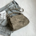 Borsa grigio-verde scuro in pelle smerigliata con motivo trapuntato e fibbia in metallo - Cachi