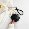 Mini zwarte ronde crossbodytas in volleybalvorm met gouden ketting en gewatteerd leer - Zwart
