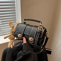 Schwarze gesteppte Zylindertasche mit süßem Hasenanhänger und Schultergurt für Damen - Schwarz