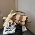 Gesteppte Boston-Tasche in Braun und Khaki mit plüschigem Kaninchen-Anhänger-Detail - Khaki