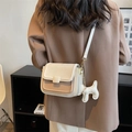Minimalistische Umhängetasche in Weiß und Braun mit süßem Hundeanhänger - Weiß mit Khaki mit Anhänger
