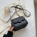 Minimalistische schwarze Umhängetasche mit Kontrastnaht und Leder-Schultergurt - Schwarz Ohne Anhänger