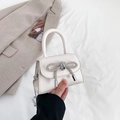 Crèmewitte mini leren handtas met strass strik en zilveren kettingriem - Off-wit