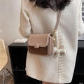 Beige und braune Umhängetasche im Quadrat-Design mit süßem Hund-Anhänger und Gurt - Khaki Mit Anhänger