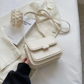 Minimalistische cremeweiße Umhängetasche in Quadratform mit goldener Schnalle und Gurt - Weiß Ohne Anhänger