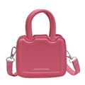 Petit sac à main rétro rose fuchsia avec bandoulière et lettrage Fashion & Bags - Rose rouge