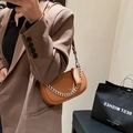 Bolso sobaquero de cuero caramelo con patrón de lichi y cadena plateada elegante - Marrón