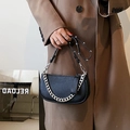 Bolso media luna retro de cuero negro con cadena plateada gruesa y correa ajustable - Negro