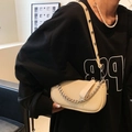 Bolso de hombro chic de cuero blanco crema con cadena de plata y remaches - Blanco Roto