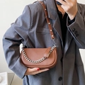 Bolso media luna marrón retro con cadena plateada y correa de remaches - Marrón
