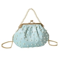 Hellblaue Handtasche mit Perlenbesatz, Goldkette und edlem Metallrahmen-Verschluss - Blau