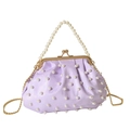 Lavendelfarbene Plissee-Handtasche mit weißen Perlen, Perlengriff und Goldkette - Lila
