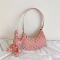 Sac hobo rose avec jacquard à motif M rouge et adorable breloque lapin en peluche - Avec Pendentif / Rose