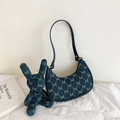 Sac croissant bleu foncé avec texture jacquard 'M' et breloque lapin mignonne - Avec Pendentif / Bleu