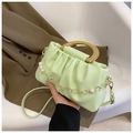 Détail du sac plissé vert menthe avec poignée en bois et chaîne de fleurs perlées - Vert