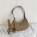 Sac hobo marron en forme de lune avec imprimé monogramme M et charm lapin mignon - Avec Pendentif / Marron