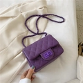 Borsa a tracolla viola trapuntata in similpelle testurizzata con tracolla a catena viola - Viola