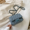 Borsa a tracolla trapuntata blu con tracolla a catena e chiusura a girello - Blu