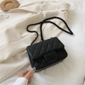 Borsa a tracolla trapuntata nera con catena in metallo e chiusura a girello - Nero