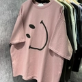 Gros plan sur un t-shirt rose oversize en coton avec imprimé smiley noir - Rose